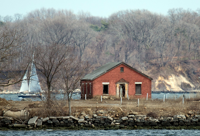 Historic Boat Tour from Manhattan to Hart Island